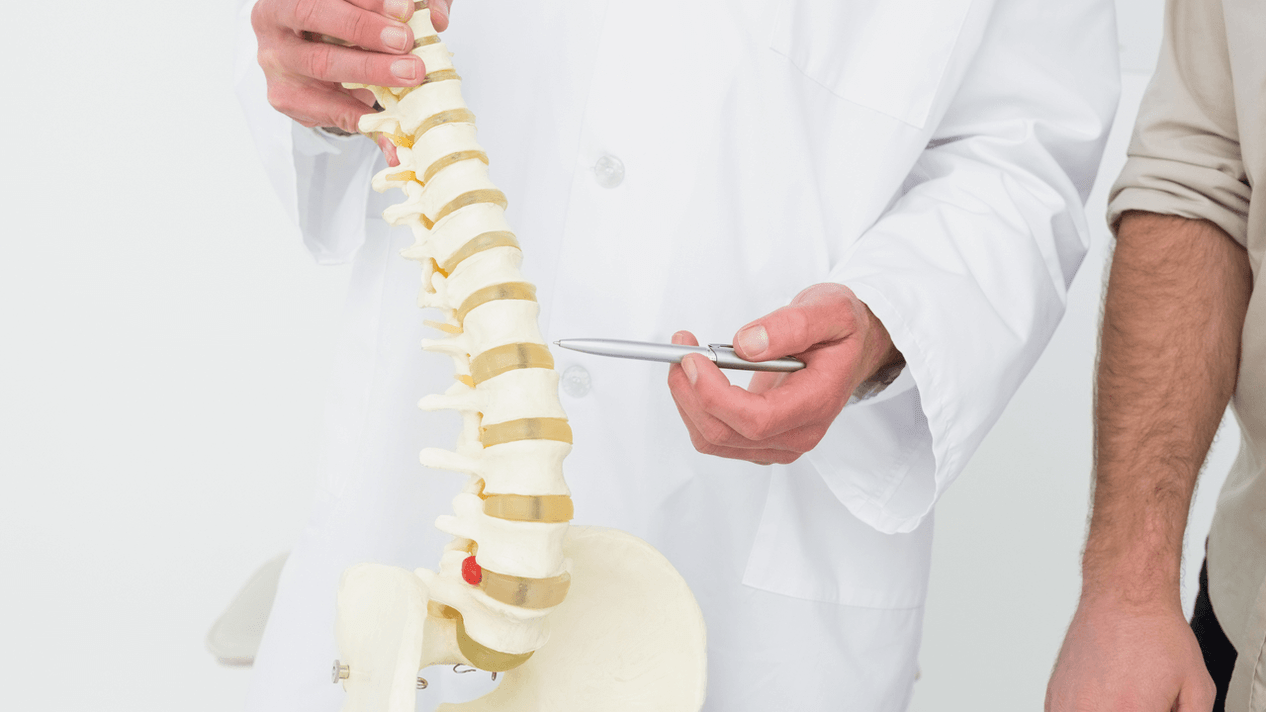 Rückenschmerzdiagnose bei einem Termin mit dem Arzt